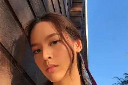 演员卢昱晓因盗摄争议道歉登上微博热搜榜首